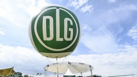 DLGs velkendte logo hænger her over den store udstilling DLG Feldttage, som også er kendt af mange danske landmænd. Andre store DLG-udstillinger er Agritechnica og EuroTier. Foto: DLG