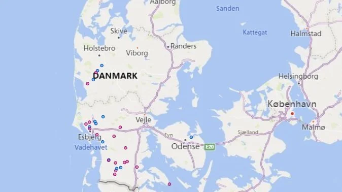 Danmarkskort med oversigt over besætninger, hvor der er konstateret smitte eller mistanke om smitte med bluetongue. Blå prik: Mistanke om smitte og lyserød prik: Smittet besætning. Kilde: Fødevarestyrelsen