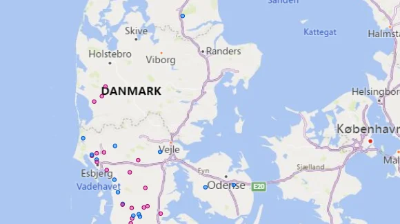 Danmarkskort med oversigt over besætninger, hvor der er konstateret smitte eller mistanke om smitte med bluetongue. Opdateret mandag den 26. august. Blå prik: Mistanke om smitte. Lyserød prik: Smittet besætning. Kilde: Fødevarestyrelsen