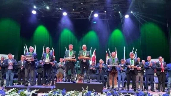 Præmieoverrækkelse ved VM i pløjning i Estland. Foto: LandboUngdom