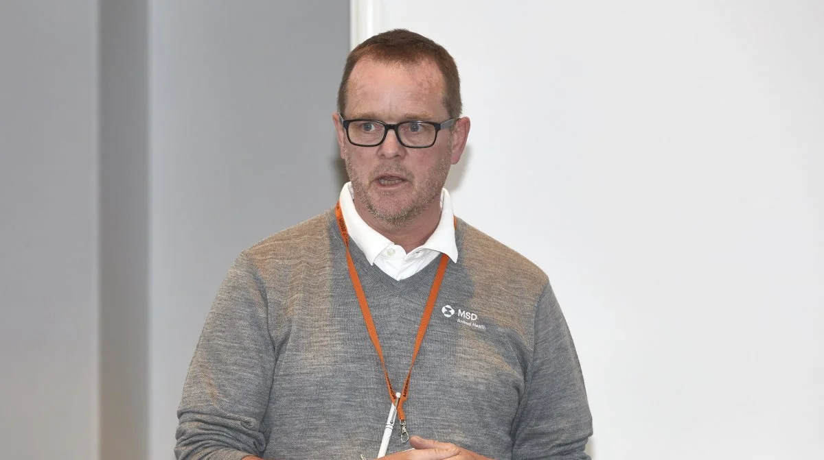 - Fødevarestyrelsen kan heller ikke gøre noget. Vi kan kun reagere, hvis der er dyr, der ikke trives, og som landmanden ikke har taget sig af. Men hvis landmanden har håndteret problemet, kan vi heller ikke skride ind over for en høj dødelighed, så længe landmanden reagerer, hver gang han ser et sygt dyr. Derfor mener jeg, at lovgivningen er for blød, siger John Haugegaard. Arkivfoto: Erik Hansen