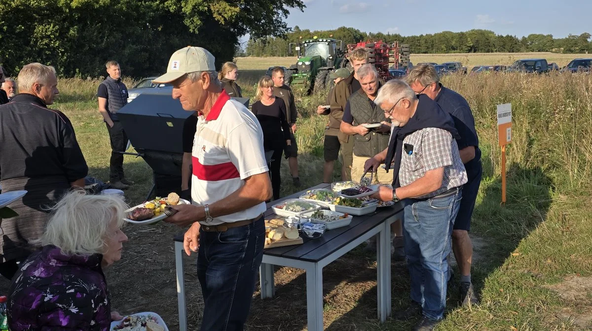 Efter en times faglige indlæg trakteres deltagerne med velduftende grill-steaks og godt tilbehør.