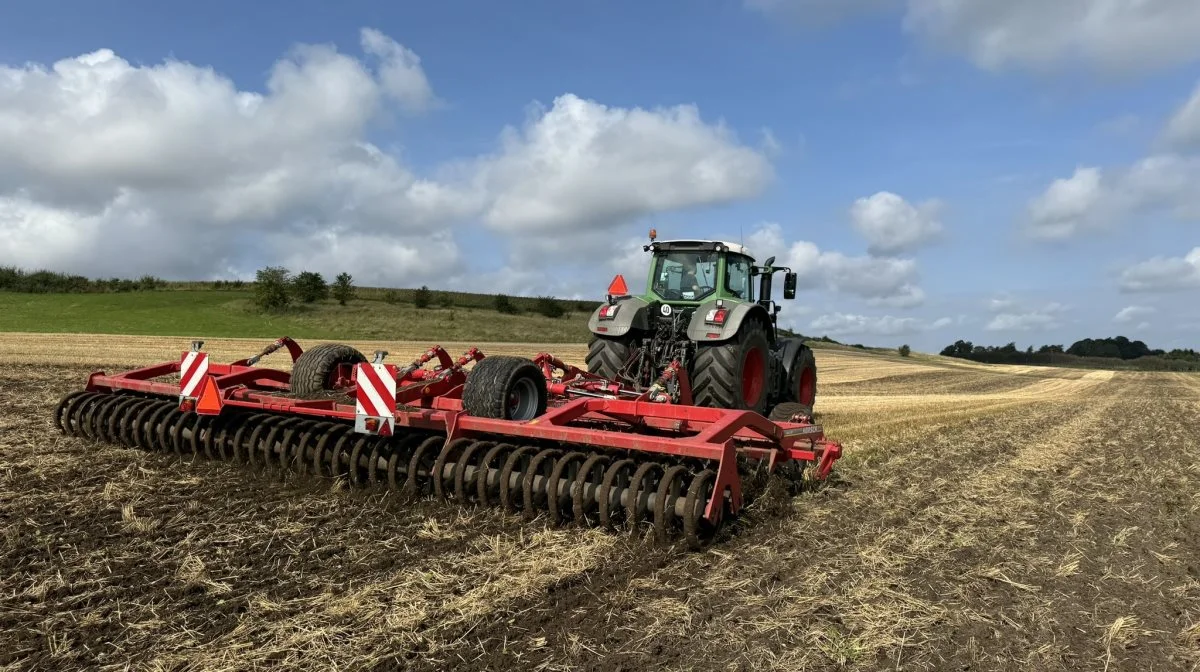 Ventetiden fordrives med at få sat gang i omsætningen af stub og halmrester i de høstede vårbygmarker, hvor halmudbyttet har ligget omkring tre ton pr. hektar. Foto: Kasper Stougård