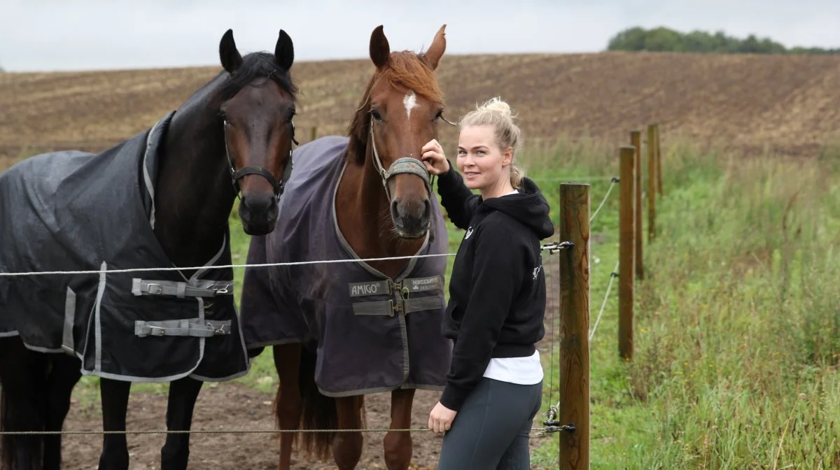 Når først man er drejet ned ad den lange indkørsel med foldene på den ene side og staldanlægget på den anden, er man ikke i tvivl om, at her bor et hestemenneske. Ida Hofman-Bang driver Hofman-Bang Dressage med en fyldt stald og kunder fra hele verden. Fotos: Henriette Lemvig