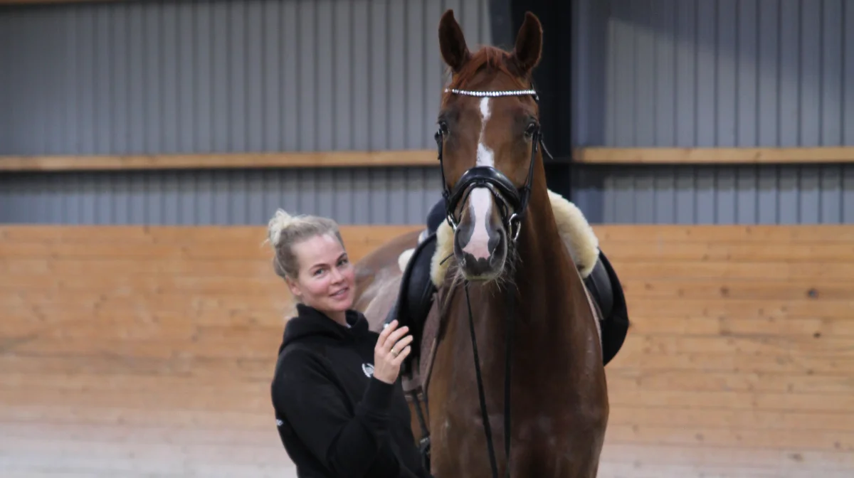 Dagen begynder klokken 6 hos Hofman-Bang dressage. Da Hestemediet besøger Ida Hofman-Bang en tidlig formiddag, har hun allerede redet de første fire heste.