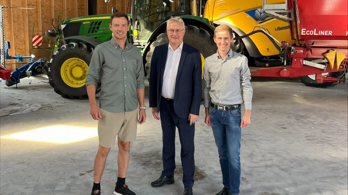 Smilene var store og samtalen konstruktiv, da fødevareminister Jacob Jensen i denne uge besøgte Lars Andersen og Christian Duus Olesen for at høre om planerne for Agri Energy Slagelse. Privatfoto