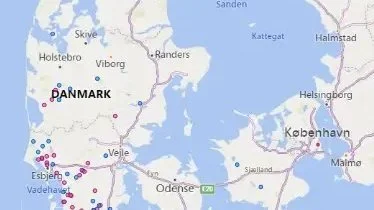 Danmarkskort med oversigt over besætninger, hvor der er konstateret smitte eller mistanke om smitte med bluetongue. Opdateret torsdag den 29. august. Blå prik: Mistanke om smitte. Lyserød prik: Smittet besætning. Kilde: Fødevarestyrelsen