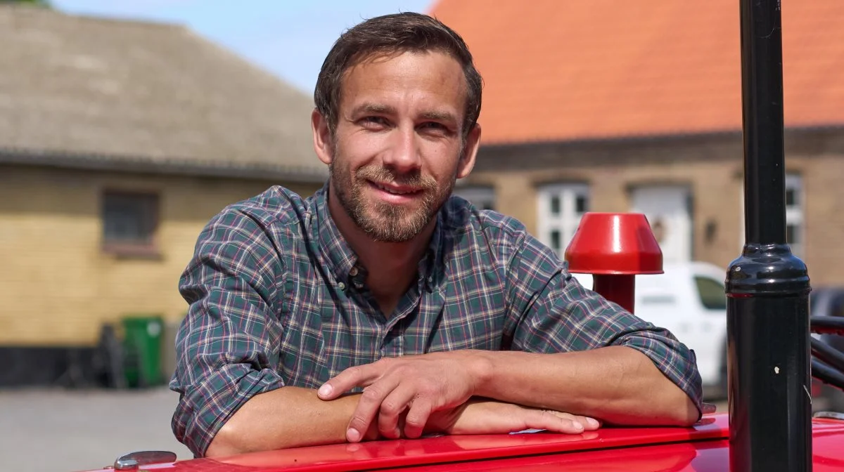 Christian Koefoed driver griseproduktion på Gamlevældegård ved Gudhjem på Bornholm, hvor der også åbnes for besøgende søndag den 15. september. Foto: Pressefoto