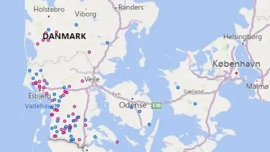 Danmarkskort med oversigt over besætninger, hvor der er konstateret smitte eller mistanke om smitte med bluetongue. Opdateret torsdag den 30. august. Blå prik: Mistanke om smitte. Lyserød prik: Smittet besætning. Kilde: Fødevarestyrelsen