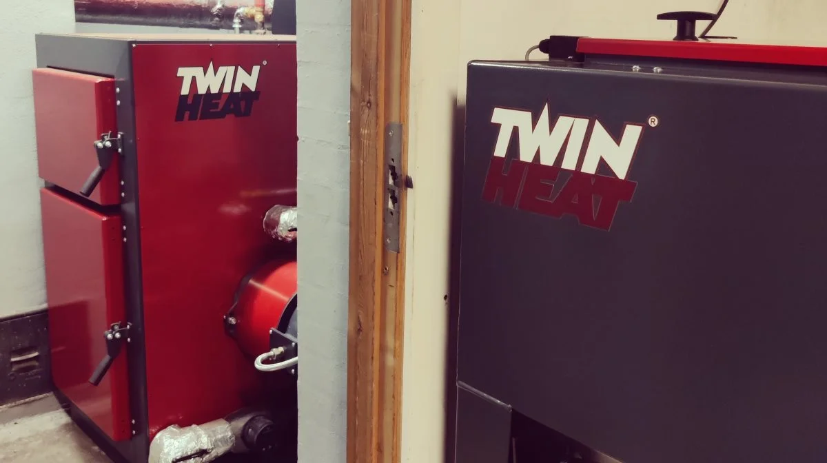 Med enkelt tilrettelser passede Twin Heat-fyret lige ind i Henrik Rasmussens fyrrum.