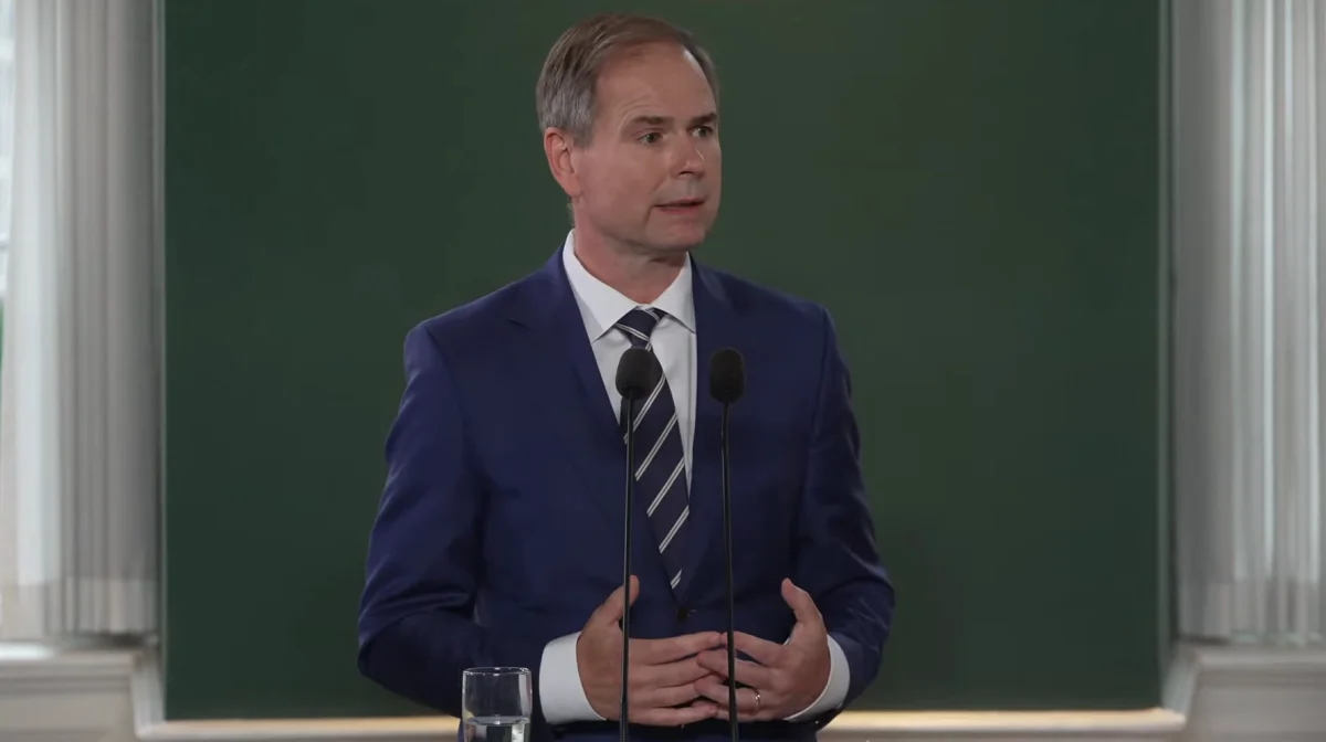 Finansminister Nicolai Wammen (S), da han fredag formiddag fremlagde regeringens finanslovsforslag for 2025. Kilde: Skærmdump, FM
