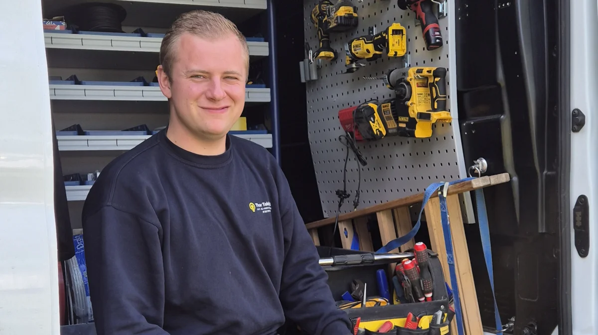 - Jeg bygger min forretning på, at jeg skal kunne varetage de opgaver, der bliver efterspurgt, siger Thor, som er selvstændig elinstallatør med fokus på landbruget.