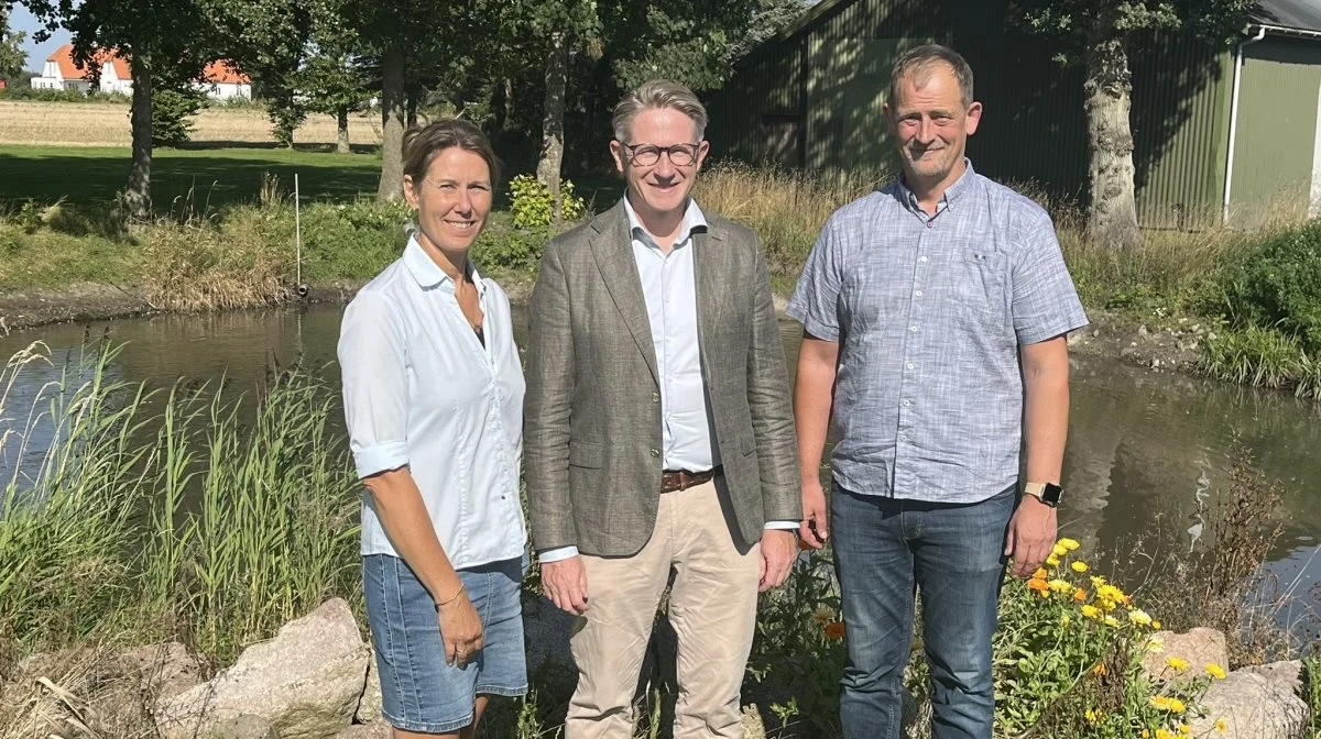 Helle Lundsgaard, der er næstformand i DM&E byder sammen med formand Niels Rüsz (t.h) velkommen til Jacob Chr. Nielsen, der starter som adm. direktør den 1. oktober. Fotos: DM&E