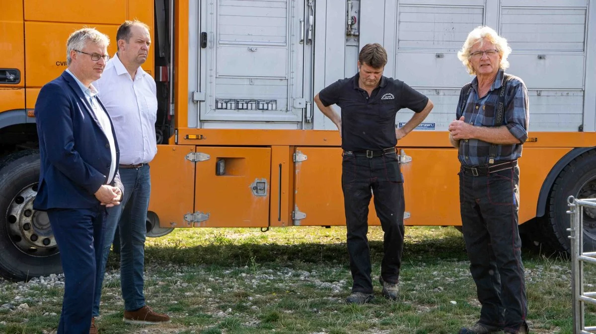 På billedet ses Jacob Jensen (V), Christian Lund, Rune Ploug og Per Ploug, som vil have ministeren til at se nærmere på en række forhold, så der kan komme styr på bluetongue-situationen, inden næste års smittesæson begynder. Fotos: Alexander Dornwirth