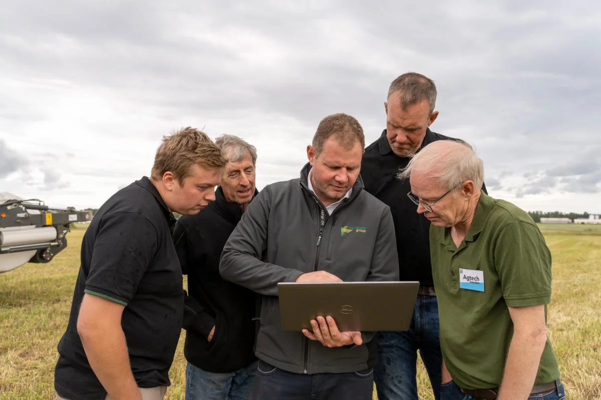 Kvernelands team og Per Frankelius fra Linköpings Universitet, der var med som vidne, kan løbende overvåge presseren på Kverneland FarmCentre. 