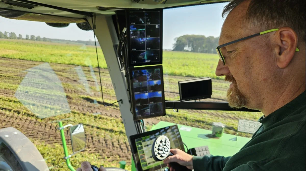 Dennis Andersen er fast chauffør på Diget Maskinstations firerækkede optager.