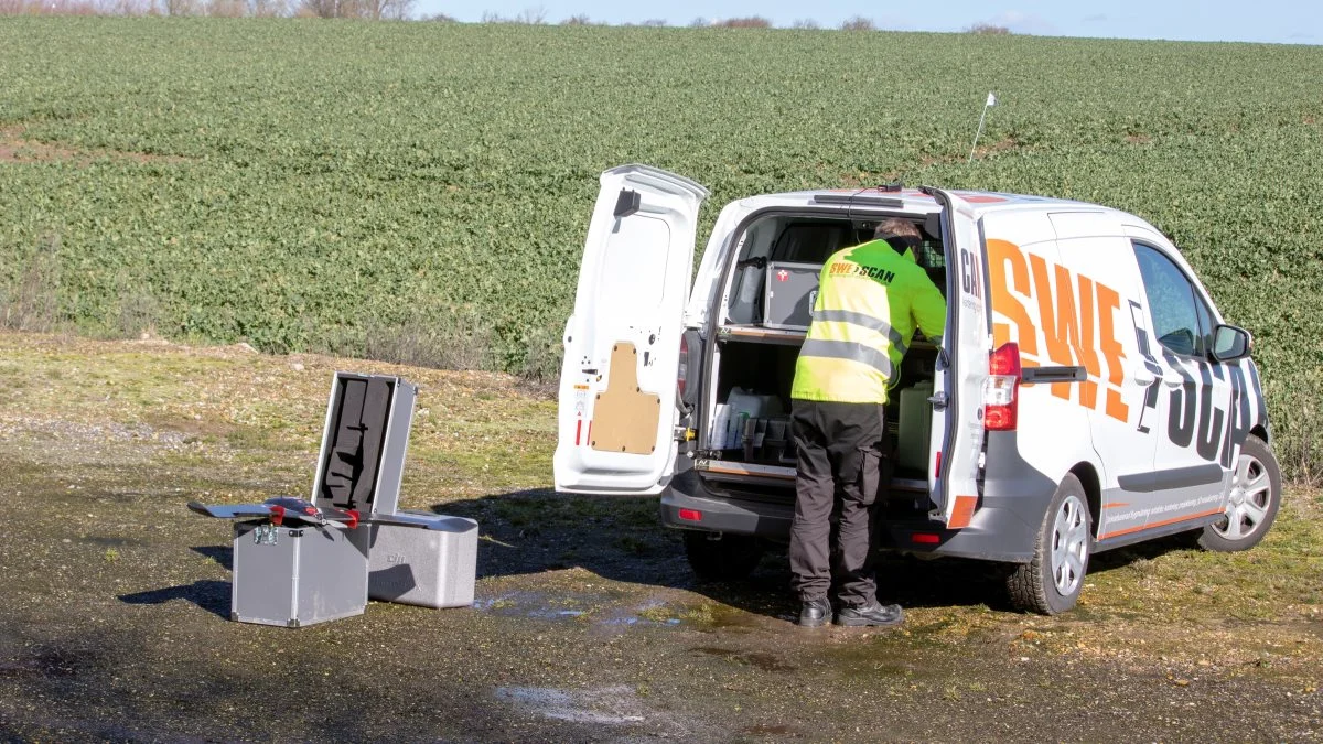 Inden dronen bliver sat i luften, skal de sidste korrektioner laves på computeren. Når først dronen er i luften, kan der ikke ændres på flyvningen.