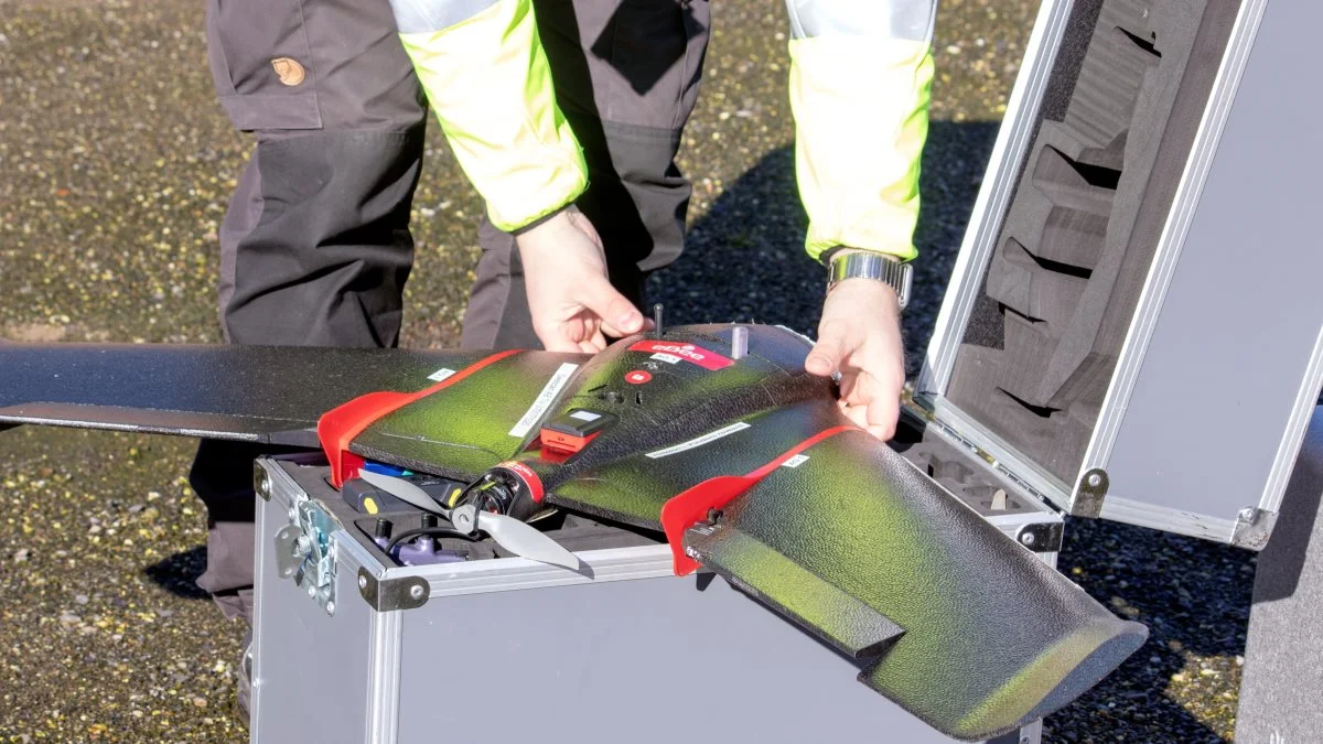 Dronen gøres klar til takeoff. Den er så let, at den kun kan flyve på tværs af vindretningen. Selv ved få sekundmeter, vil den komme til at stå stille i modvind.

