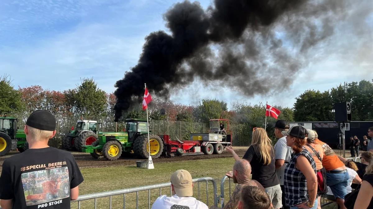 Trækkerne sørgede for, at tilskuerne blev »forkælet« med den sorte røg og lydkulisse, der er forbundet med traktortræk. Foto: Jesper Hallgren