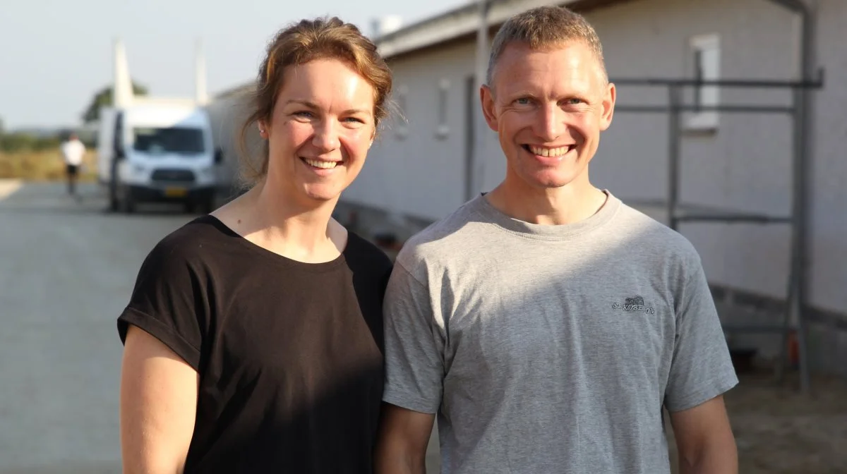 Lise-Lotte Pedersen og Peter Jacobsen glæder sig til stalden står færdig på St. Købeskov ved Veflinge.