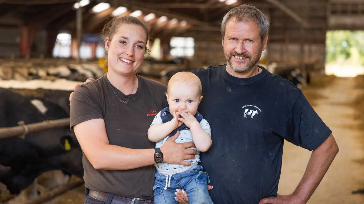 Cruijsen Farming ApS ved Hasle på Bornholm ejes og drives af Leon Cruijsen (til højre) og datteren Femke Cruijsen, der her ses med sin lille søn, Liam. Foto: Corteva Agriscience