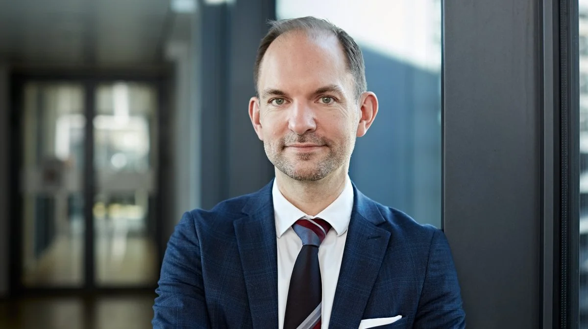 »Derudover er det hensigten, at der fra 2027 skal indfases en ny kvælstofreguleringsmodel, som bl.a. skal give landbrugerne yderligere fleksibilitet, når de skal reducere kvælstofudledningen,« lyder det i svaret fra Minister for Grøn Trepart, Jeppe Bruus (S). Foto: Thomas Lekdorf.