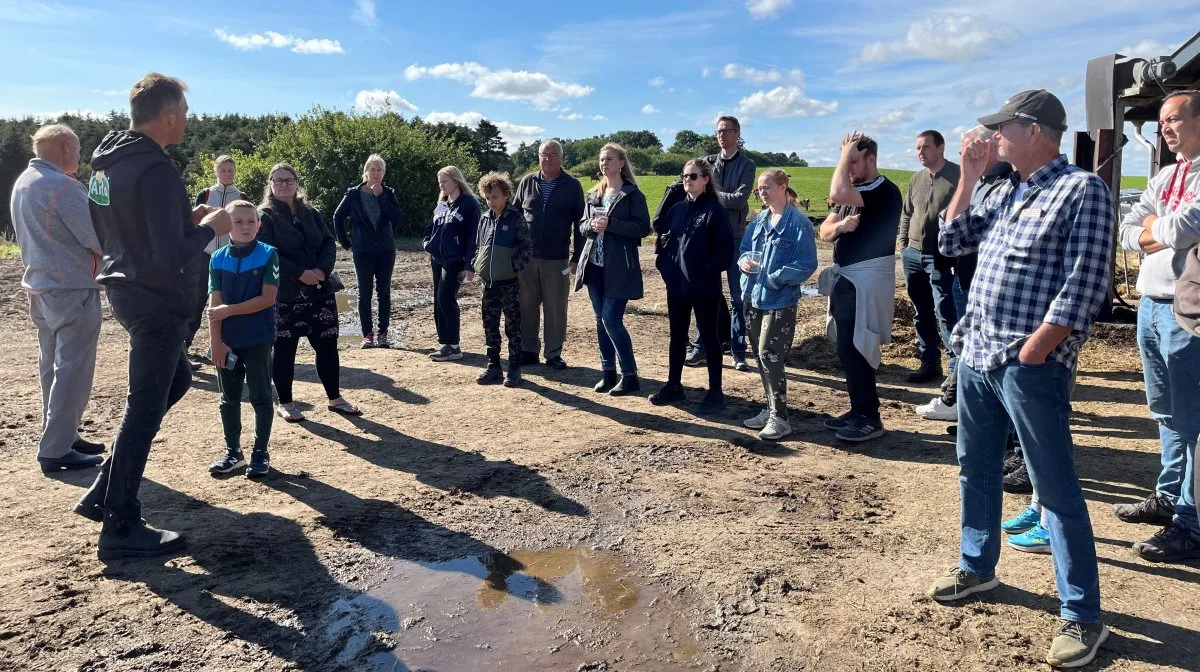 - Vi har et team på fem ansatte, som står for arbejdet i stalden og på markerne, fortalte Kaare Larsen blandt andet på de guidede rundvisninger. Foto: Jesper Hallgren