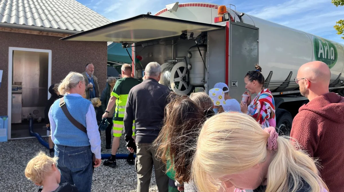 Arla henter hver dag klokken 12.30 mælk på Brunbjerggård, og på Åbent Landbrug var det med ekstra bevågenhed. Foto: Jesper Hallgren