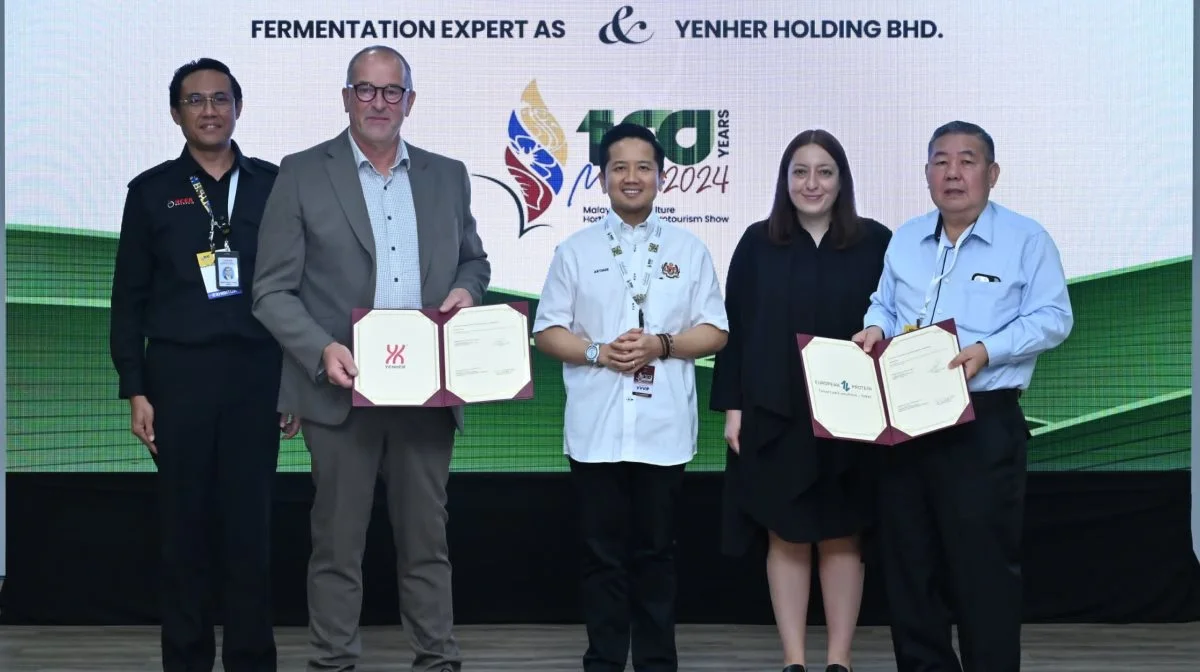 Den danske proteinproducent, European Protein, udvider med to nye fermenteringsfabrikker i Malaysia. Fra venstre: Dr.Tan Yi Jing (Yenher Holdings Berhad), CEO Jens Legarth (European Protein), Landbrugsminister, Datuk Seri Mat Sabu (Landbrugsministeriet), Merve Imren Yalcin (Royal Danish Embassy), CEO Dato Cheng Mooh Tat (Yenher Holdings Berhad). Foto: European Protein