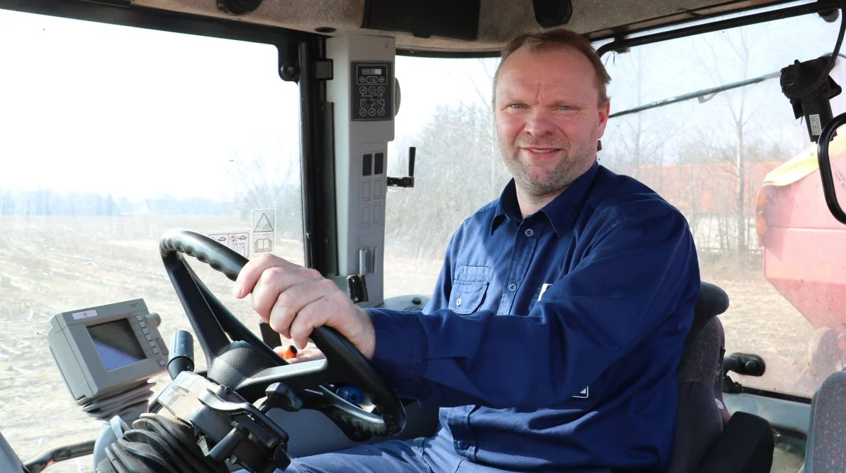 For mælkeproducent Niels Hedermann er det vigtigt at kommunikere til omverdenen, at hans landbrugsvirksomhed gør en stor indsats for at tage hensyn til både miljøet og det omkringliggende samfund – noget han blandt andet gør igennem sin ESG-rapport. Foto: Agri Nord/LandboNord