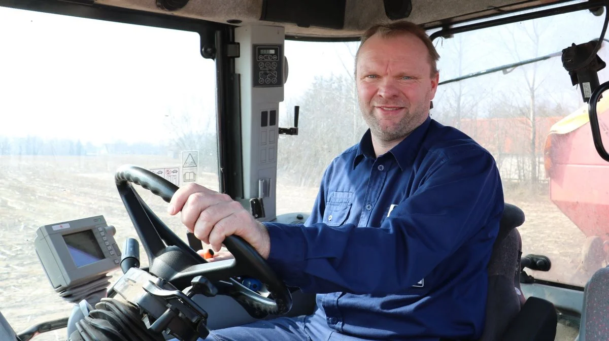 For mælkeproducent Niels Hedermann er det vigtigt at kommunikere til omverdenen, at hans landbrugsvirksomhed gør en stor indsats for at tage hensyn til både miljøet og det omkringliggende samfund – noget han blandt andet gør igennem sin ESG-rapport. Foto: Agillix