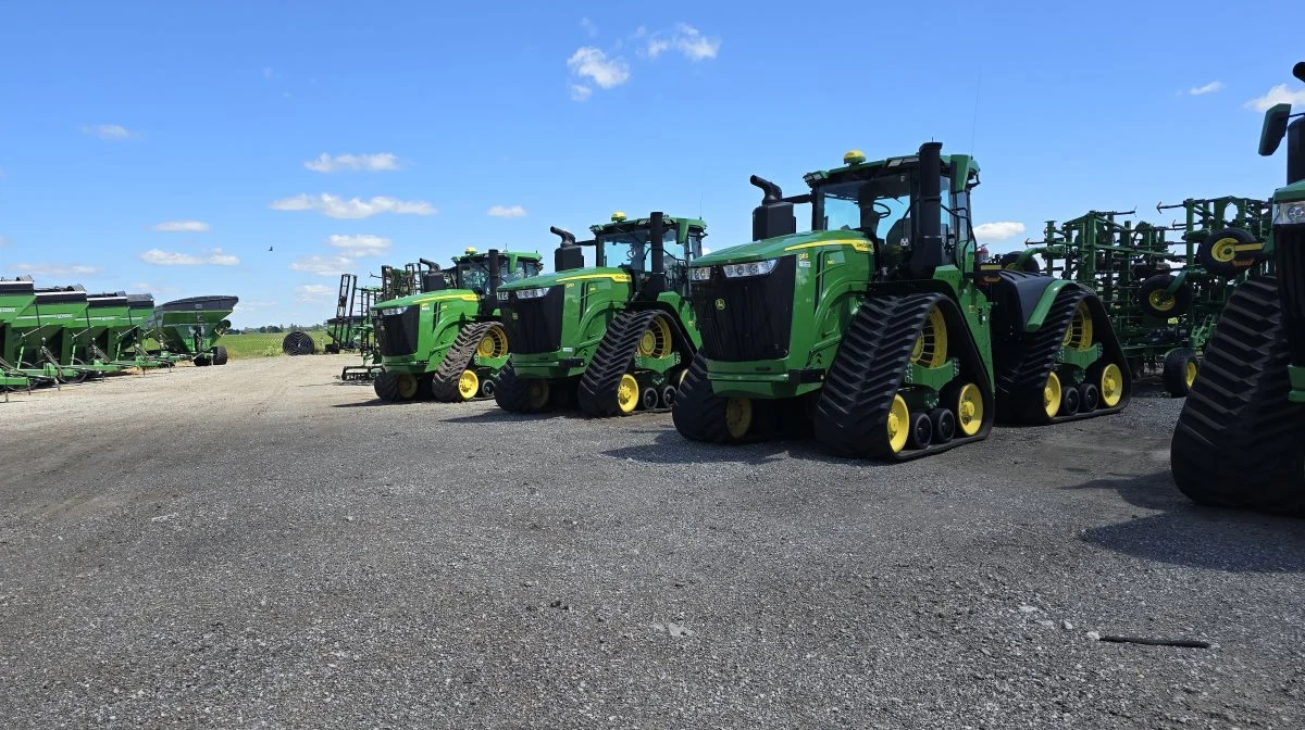 Familiens 22 traktorer er alle John Deere - blandt andet mange 590'ere på bælter.