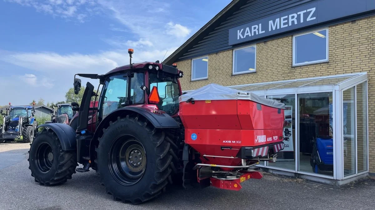 Valtra-traktoren, PerPlant-sensoren og Rauch-sprederen danner til sammen et stærkt grundlag for præcis gødskning. Foto: Karl Mertz