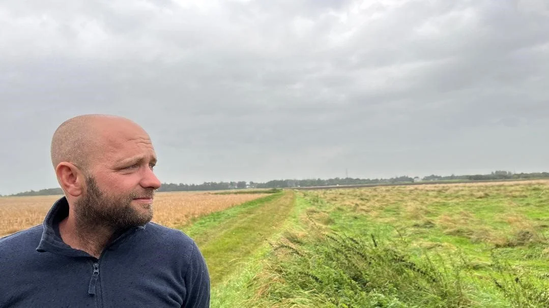 Arealerne udenfor sønderjyske Ravsted er i øjeblikket lejet ud til en kvægbonde. Inden længe er jorden – takket være ordningen om permanent ekstensivering – at regne som et naturareal. Det glæder naturentusiasten, den tidligere landmand Christian Carstensen. Foto: Christian Ingemann Nielsen