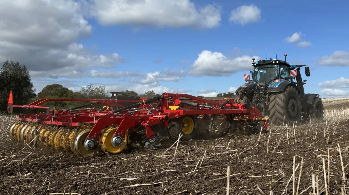 Väderstad Topdown E-services er en harve med masser af muligheder. I et storskalaforsøg sætter Väderstad sammen med Valtra og Agco Innovationcenter Randers fokus på, hvordan man udnytter dem. Fotos: Kasper Stougård 