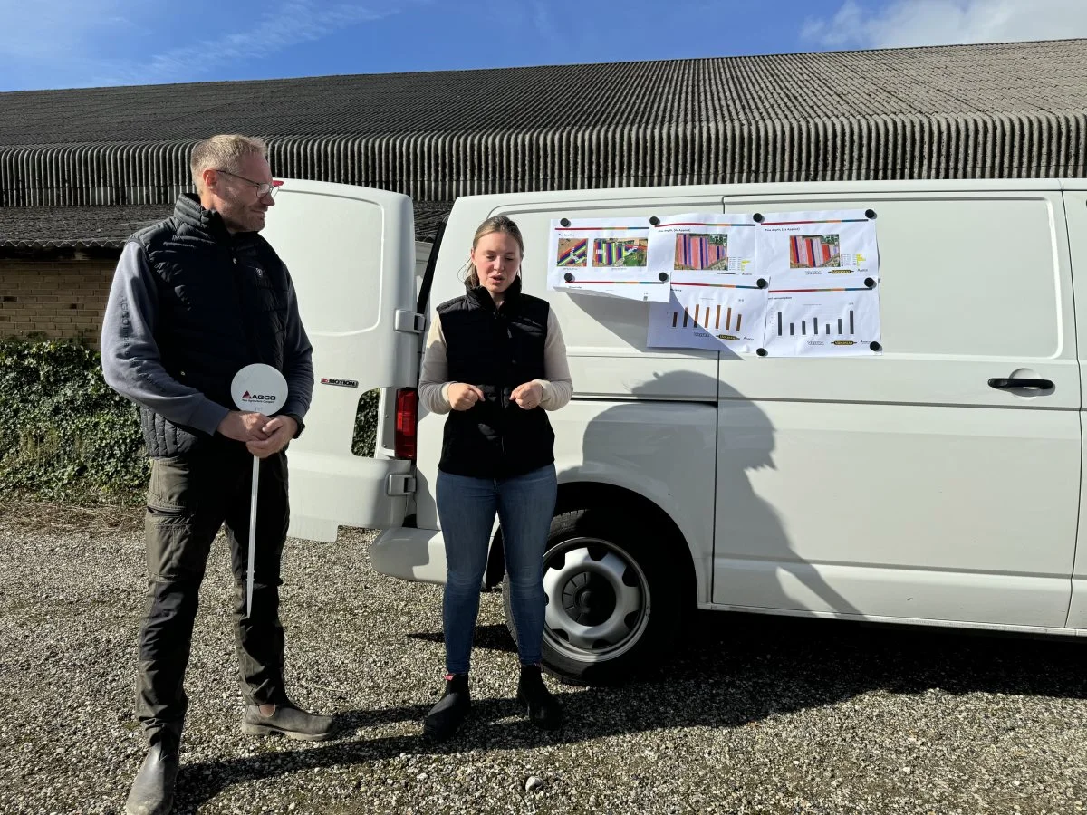 De to agronomer følger marken gennem sæsonen. Første skridt er at tælle fremspiringsprocent i de forskellige parceller, når hveden er kommet op. 