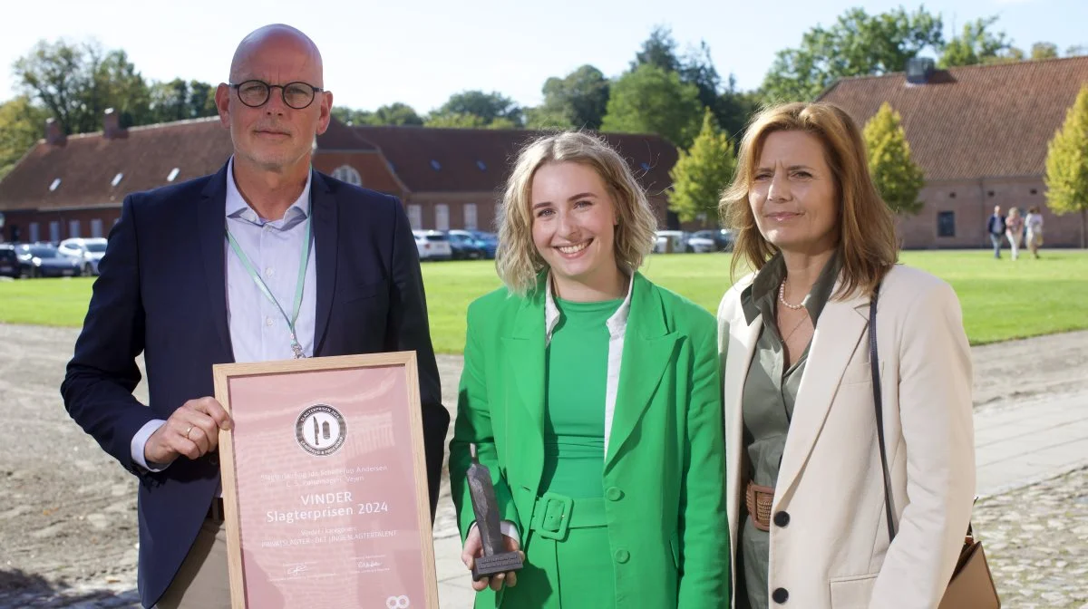 Fra venstre er det direktør i FødevareDanmark, Leif Wilson Laustsen, vinder af Slagterprisen 2024 Ida Schellerup Andersen og afdelingschef for Marked & Ernæring i Landbrug & Fødevarer, Mette Jasper Gammicchia. Pressefoto