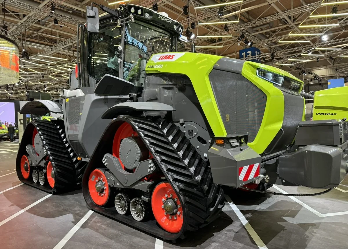 Sidste års vinder var Claas Xerion 12.650 Terra Trac, der blev kåret som »Tractor of the Year 2024«. I kategorien »Best Utility 2024« var det McCormick X5.120 P3-Drive, mens Fendt e107 V Vario vandt både »Sustainable ToTy 2024« og »Best of Specialized«. Årets kåring finder sted på Eima-udstillingen i Bologna i november. Foto: Per Jørgensen