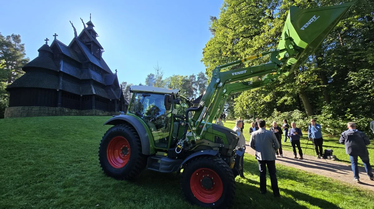 Med én af Norges imponerende træ-stavkirker som flot baggrund afslørede Fendt tirsdag deres nyeste el-traktor e107 Vario for en række indbudte journalister fra hele Europa. Fotos: Jørgen P. Jensen