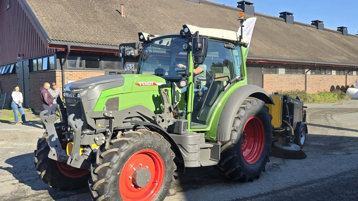 Den el-drevne og næsten lydløse Fendt e107 Vario er tiltænkt opgaver for eksempel som vist her i tirsdags på den norske kongsgård med en fejemaskine.