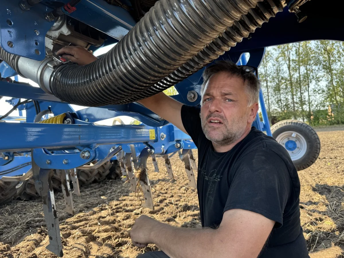 Niels Arne Damsgaard Rasmussen roser det åbne design og mange gode detaljer på Farmet-såmaskinen.