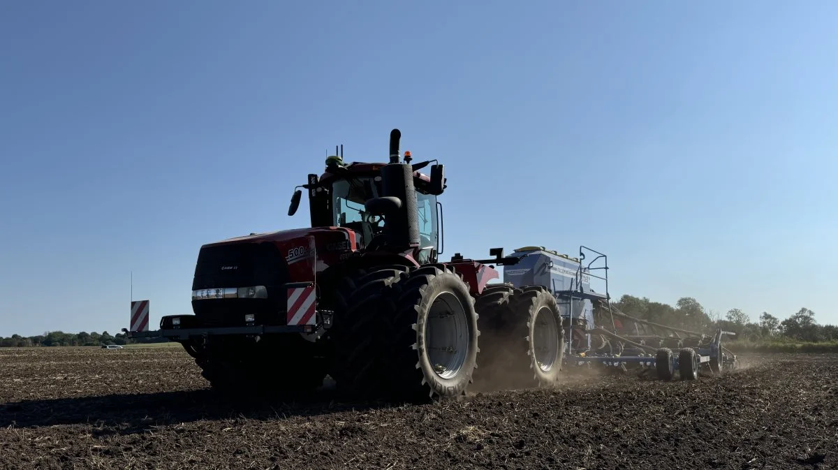 De 500 hestekræfter i Damsgaard Rasmussens Case IH Steiger 500 CVX matcher såmaskinen rigtig godt, og arbejdet skrider fremad med 12-13 kilometer i timen.