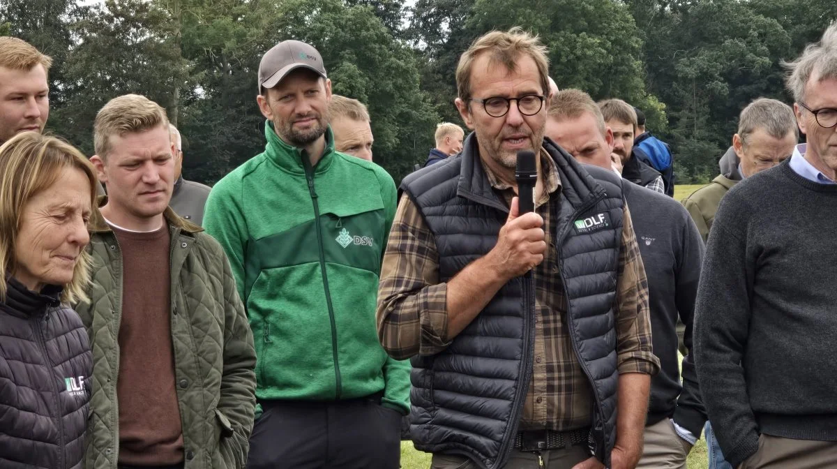 - Jeg er kun til GPS-styring, selv om det kan være bøvlet. Vi har været igennem brug af kameraer, og det gør vi ikke mere, fortæller frøavler Anders Frandsen, som har praktiseret rækkesprøjtning siden 2020.