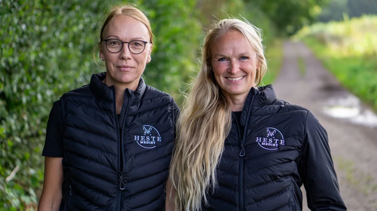 Henriette Lemvig (tv) og Camilla Bønløkke (th) er redaktionen bag Hestemediet. Med et bredt netværk og støvlerne solidt plantet både på staldgangen, på ridebanen og i den lettere mudrede efterårsfold, har de godt kendskab til, hvad det kræver at holde hest. Hver dag vil de formidle viden inden for hesteverdenen videre på Hestemediet.dk. De begynder den 7. oktober på nettet og allerede i weekenden op til får de første printavis-udgaven i hænderne. Foto: Alexander Dornwirth