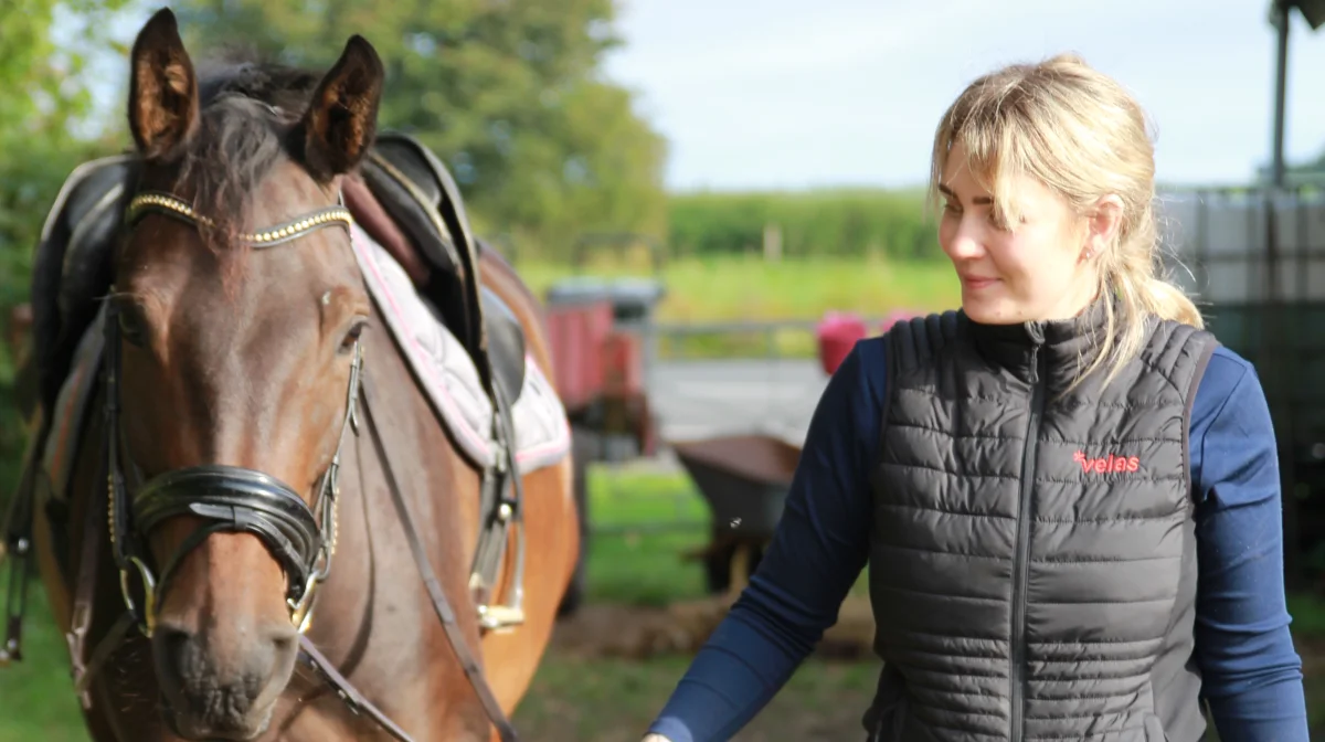 Emma Stensgaard Lindevang med hesten Killi, som hun rider et par gange om ugen. Fotos: Henriette Lemvig