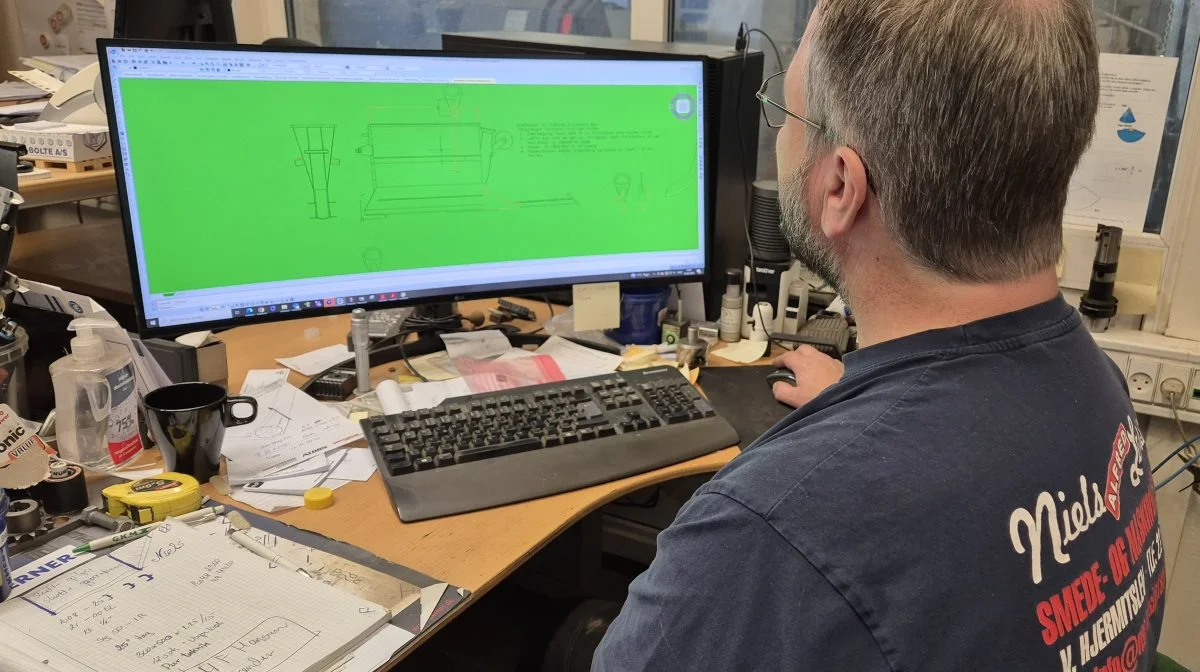 Niels Larsens har alle sine opgaver på computeren. Alt tegnes, så det er nemt at finde tilbage til. 