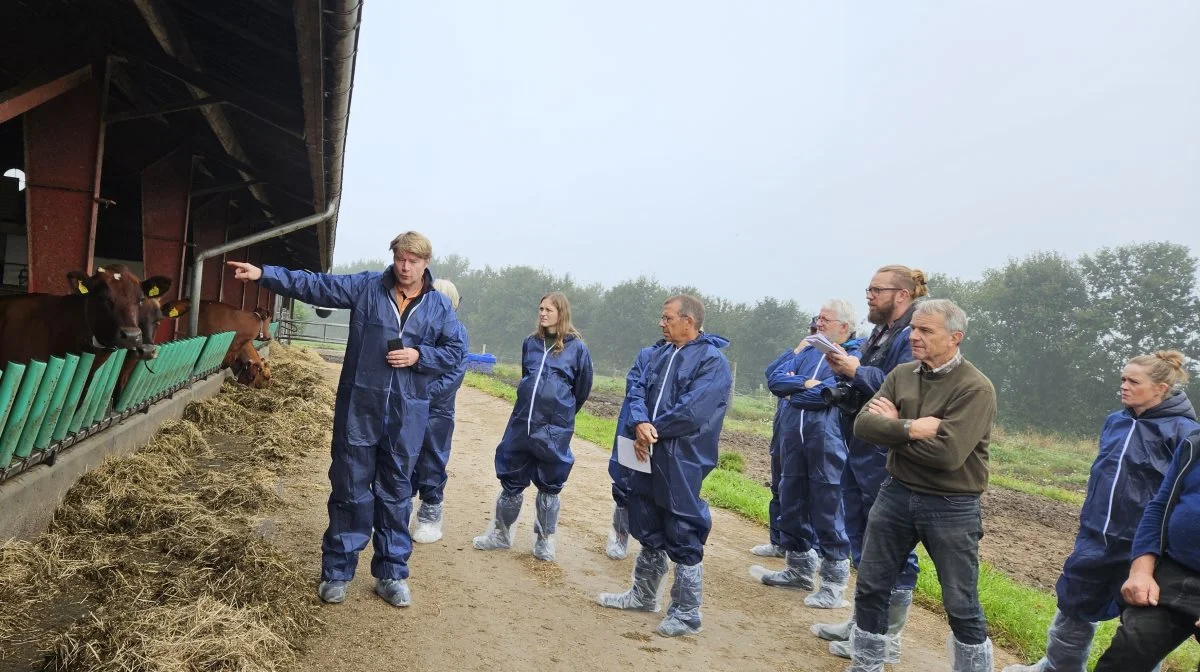 Chefkonsulent Nicolaj Ingemann Nielsen fra Seges Innovation forklarede, hvordan forsøgene har foregået i praksis på Krogsagergaard, som er en af to medvirkende bedrifter.