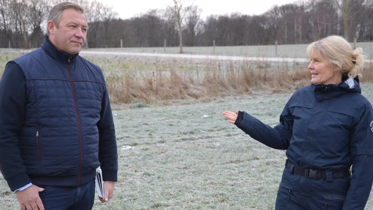 Agronom Tom Vestergaard fra DLF ses her i forsøgsmarken, der er anlagt i samarbejde med og hjemme hos foderagronom Eva Lind Gleerup ved Ry. 