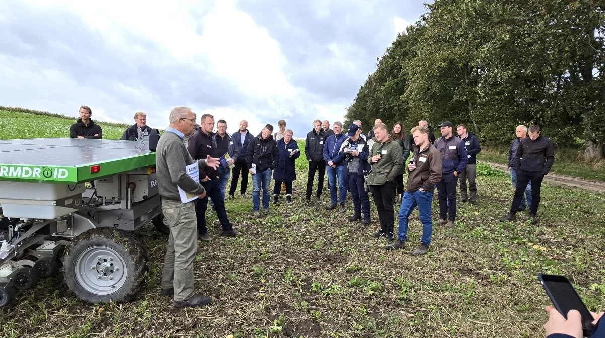 Efter formiddagens indlæg om den nyeste teknik til præcision og graduering blev meget af teknikken vist om eftermiddagen ved demo i marken. Her præsenterer Bo J.M. Secher Farmdroid til spotsprøjtning. Fotos: Jørgen P. Jensen