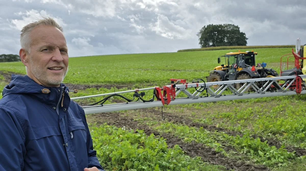 Landmand Rasmus Eriksen, Sigridshøj ved Kalundborg, dyrker 600 hektar og har i nu to år afprøvet Perplant-modulet. - Foreløbig er den til grov-spotsprøjtning, hvor man for eksempel sprøjter tidsel-øer væk. Men der er en lynhurtig udvikling af den flytbare boks, fortæller han. 